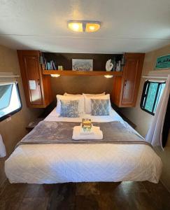 Ένα ή περισσότερα κρεβάτια σε δωμάτιο στο ZenDen Rv by The Sea in Los Osos