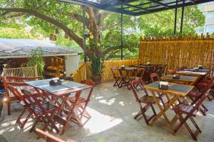 eine Gruppe von Tischen und Stühlen auf einer Terrasse in der Unterkunft Icaraí Suítes in Niterói