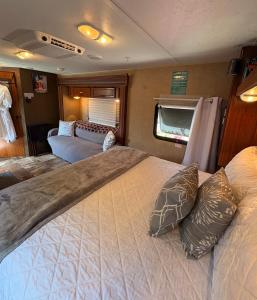 Ένα ή περισσότερα κρεβάτια σε δωμάτιο στο ZenDen Rv by The Sea in Los Osos