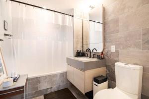 Koupelna v ubytování Beautiful Modern Studio in Luxury Building + 29 fotografií