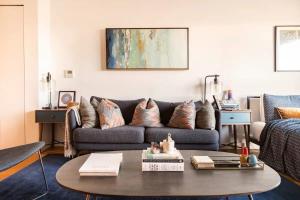 Posezení v ubytování Beautiful Modern Studio in Luxury Building