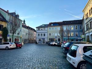 eine gepflasterte Straße in einer Stadt mit geparkten Autos in der Unterkunft Apartment Döbeln Centrum in Döbeln + 5 Fotos