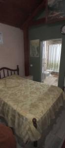 una camera da letto con un letto grande e un bagno di Cabaña Nuestro Quincho a El Mollar Altre 18 foto