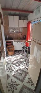 una cucina con un tavolo e sedie in una stanza di Cabaña Nuestro Quincho a El Mollar