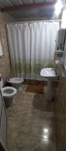 bagno con 2 servizi igienici e tenda per la doccia di Cabaña Nuestro Quincho a El Mollar