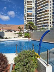 伊基克Rinconcito Costero - Parking y Piscina Gratis的大型游泳池,设有大型建筑