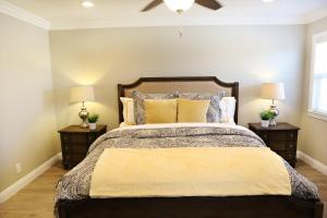 ein Schlafzimmer mit einem großen Bett mit zwei Nachttischen in der Unterkunft Destination #37 in Fullerton
