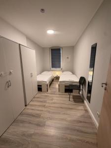 een ziekenhuisgang met twee bedden en een raam bij Laura Central Apartments in Gera