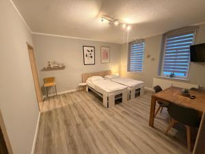 een kamer met een bed, een tafel en een raam bij Laura Central Apartments in Gera