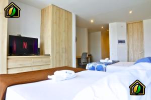 Postel nebo postele na pokoji v ubytování Oasis in Zona T with 2 Queen Beds, Pool, Sauna & Gym