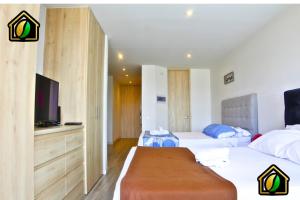 Postel nebo postele na pokoji v ubytování Oasis in Zona T with 2 Queen Beds, Pool, Sauna & Gym