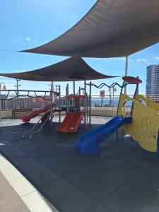 伊基克Rinconcito Costero - Parking y Piscina Gratis的一个带滑梯和滑梯的游乐场