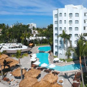 The swimming pool at or close to Gaviana Resort