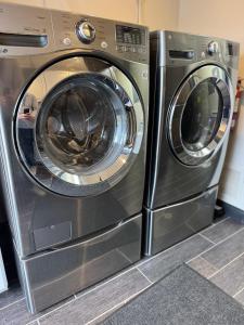 una lavadora y una secadora sentadas una junto a la otra en The Melrose, en Sandusky