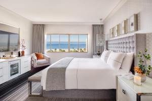 Un pat sau paturi într-o cameră la Huntley Santa Monica Beach