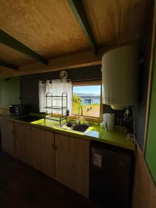 Una cocina o cocineta en Refugio Zarapito View of the Pudeto River 10 fotos más