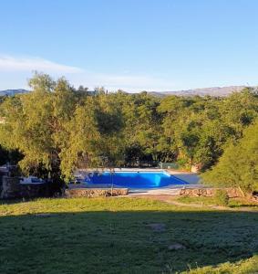 Πισίνα στο ή κοντά στο El Aguaribay de los Nonos