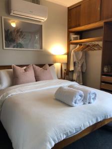 Ένα ή περισσότερα κρεβάτια σε δωμάτιο στο Launceston Lovely Vegan Homestay