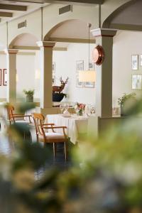a dining room with a table and chairs at Landgasthof Läuterhäusle in Aalen