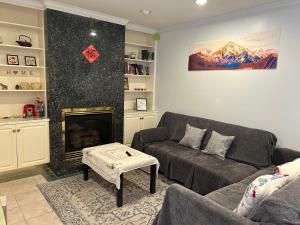 Khu vực ghế ngồi tại MARY's HOUSE 2-BED -YVR UBC DOWNTOWN