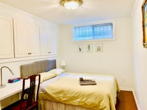 Giường trong phòng chung tại MARY's HOUSE 2-BED -YVR UBC DOWNTOWN