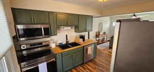 Nhà bếp/bếp nhỏ tại Charming 2 bedroom house in serene St Louis +10 ảnh