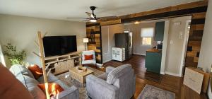 TV/trung tâm giải trí tại Charming 2 bedroom house in serene St Louis