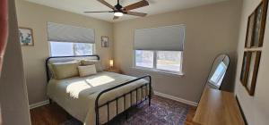 Giường trong phòng chung tại Charming 2 bedroom house in serene St Louis