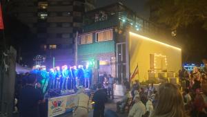 a group of people standing on a stage in front of a crowd at Loft casa dos pisos con garage pocitos playa 6 personas in Montevideo