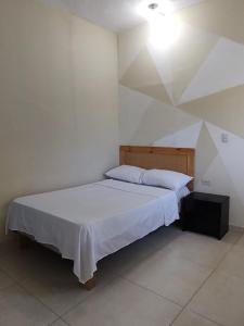 casa Marez في كارتاهينا دي اندياس: غرفة نوم بسرير واضاءة على السقف