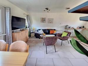 een woonkamer met een bank en een tv bij Moni in Hüttenrode