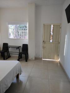 casa Marez في كارتاهينا دي اندياس: غرفة فيها باب وطاولة وكراسي