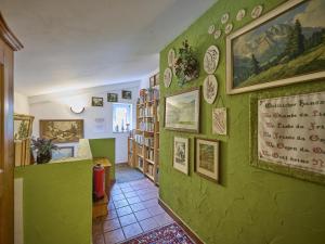 Η βιβλιοθήκη του διαμερίσματος