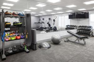 einen Fitnessraum mit einem Fitnessraum mit Laufband und Gewichten in der Unterkunft Fairfield Inn and Suites by Marriott Fort Wayne in Fort Wayne