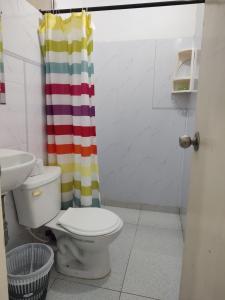 casa Marez في كارتاهينا دي اندياس: حمام مع مرحاض وستارة دش +3 صور