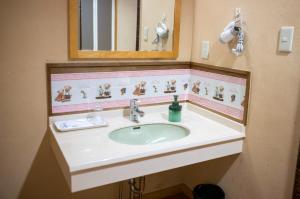 ein Badezimmer mit Waschbecken und Spiegel in der Unterkunft Yaki no Yu - Vacation STAY 29804v in Takayama + 91 Fotos