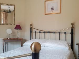 En eller flere senge i et værelse på Moorhouse Farm Cottage + 15 billeder