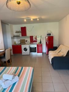 Η κουζίνα ή μικρή κουζίνα στο Kampagn Jacuzzi - Rémire Wifi et climatisation