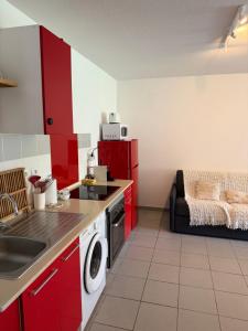 Η κουζίνα ή μικρή κουζίνα στο Kampagn Jacuzzi - Rémire Wifi et climatisation