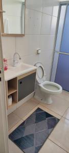 un bagno con un water e un lavandino di Suite Master Bella a São José