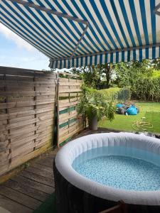 Πισίνα στο ή κοντά στο Kampagn Jacuzzi - Rémire Wifi et climatisation