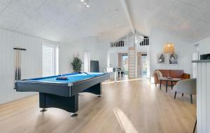 ein Wohnzimmer mit einem Billardtisch darin in der Unterkunft Cozy Home In Glesborg With Sauna in Fjellerup