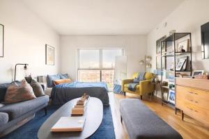 TV a/nebo společenská místnost v ubytování Beautiful Modern Studio in Luxury Building