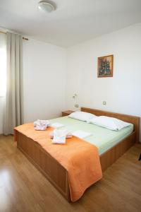 Кровать или кровати в номере Apartments with a parking space Mali Losinj (Losinj) - 8026