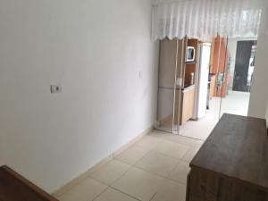 een woonkamer met een tafel en een spiegel bij Casa da Vo da Maria pertinho do mar in Matinhos