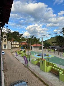 eine Straße mit einem Spielplatz in einer Stadt in der Unterkunft Quarto das Araras Hostel Ninho das Harpias in Divino de São Lourenço
