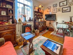 TV a/nebo společenská místnost v ubytování Hildas Hideaway