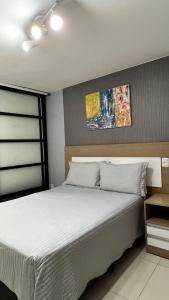 Praia dos Carneiros Flat Hotel Apto 302 Lindo e Completo في تامانداري: غرفة نوم بسرير كبير مع ملاءات بيضاء +39 صورة