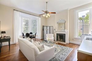 Χώρος καθιστικού στο Charlton On Lafayette