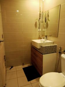 马尼拉McKinley Hills BGC Taguig City Condo的浴室里有洗手池、马桶和镜子。 更多16张照片